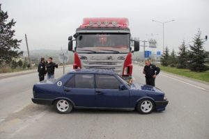 &Ccedil;arptığı otomobili 25 metre s&uuml;r&uuml;kledi !