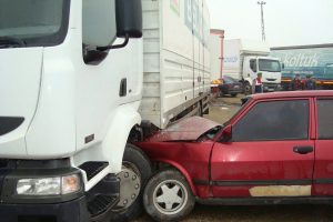 Bursa'da otomobil kamyonla &ccedil;arpıştı! 4 &ouml;ğrenci...