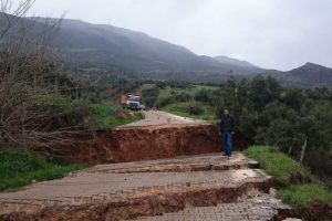 Baraj inşaatında heyelan: 2 &ouml;l&uuml;