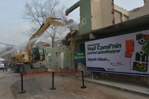 Bursa'da meydan i&ccedil;in &ouml;nce a&ccedil;ılış sonra yıkım!