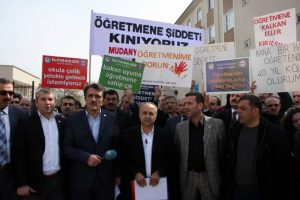Bursa'da &ouml;ğretmenlerden dayak eylemi!