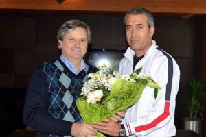 Balıkesirspor'a &ccedil;i&ccedil;ekli karşılama