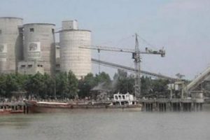 Bangladeş'te &ccedil;imento fabrikası &ccedil;&ouml;kt&uuml;: En az 100 iş&ccedil;i enkaz altında