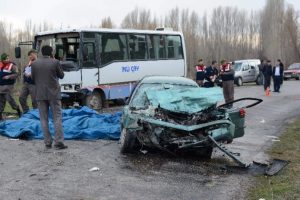 Feci kaza: 2 &ouml;l&uuml;, 2 yaralı