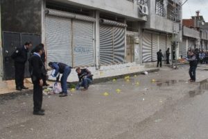 Silahlar konuştu: Meraklı komşu da yaralandı