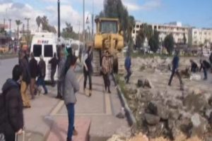 Kep&ccedil;eyi insanların &uuml;zerine s&uuml;rd&uuml;! Dehşet anları kamerada