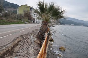 Fırtına Kurşunlu Sahillerini dağıttı
