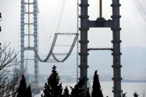 K&ouml;rfez K&ouml;pr&uuml;s&uuml;'nde ge&ccedil;ici yolda sona doğru