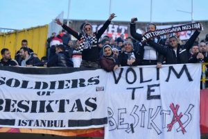 Bel&ccedil;ika polisi Beşiktaşlı taraftarlara saldırdı