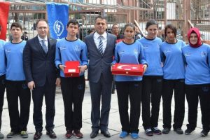 Gelibolu'dan alınan kutsal emanetler Bursalı atletlere teslim edildi