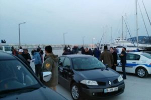 Bursa'da g&ouml;r&uuml;nmez kaza! Otomobil denize u&ccedil;tu