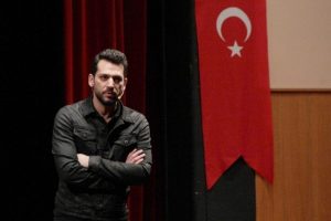 &Uuml;nl&uuml; oyuncunun annesiyle ilgin&ccedil; diyaloğu