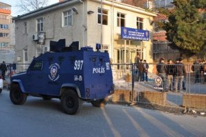 Şok olay: 2 polis ka&ccedil;ırılmak istendi!