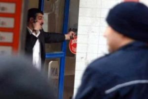 Birini başına dayadı, diğerini polise doğrulttu