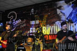 Erol B&uuml;y&uuml;kbur&ccedil;, konser vereceği salonda anıldı