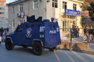 İstanbul'un g&ouml;beğinde 2 polise lin&ccedil; girişimi