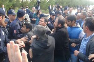 &Ccedil;ift&ccedil;iler ve polis arasında arbede &ccedil;ıktı