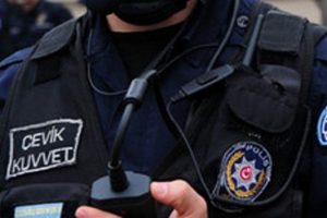 Polis esrarla yakalanırsa, tacirler ne yapmaz...