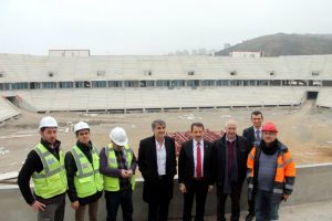Şenol G&uuml;neş Akyazı stadını inceledi