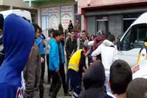 Okul &ccedil;ıkışı bı&ccedil;aklı kavga:1 yaralı