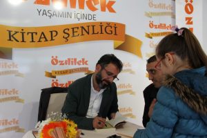 Yazar Sinan Yağmur Bursa'da okurlarıyla buluştu