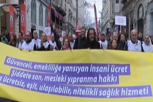 Sağlık&ccedil;ıların y&uuml;r&uuml;y&uuml;ş&uuml;ne polis engeli