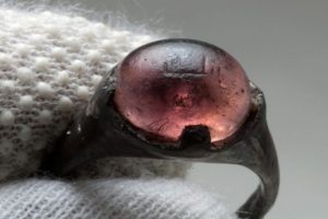 1200 yıllık Viking y&uuml;z&uuml;ğ&uuml;nde Allah yazısı!