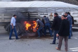Seyir halindeki aracın lastikleri alev alınca...