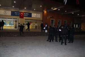 Taraftar kavgasına sporcular karışınca...