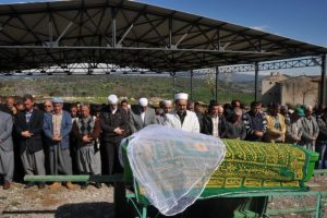 Ablası tarafından yakılarak katledilen Ayşe'ye gelinlikli veda