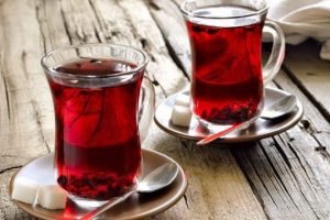 &Ccedil;ay i&ccedil;ti b&uuml;t&uuml;n dişleri d&ouml;k&uuml;ld&uuml;!