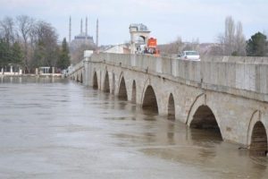 Edirne'de nehirler bir haftadır korkutuyor
