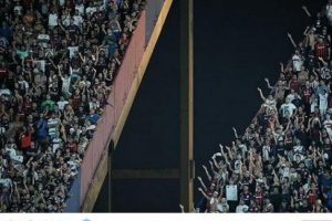 Gole sevinirken trib&uuml;nden d&uuml;şt&uuml; ve &ouml;ld&uuml;!