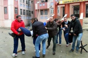 Polisle &ouml;ğrenciler arasında gerginlik: 3 yaralı