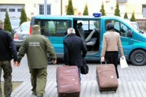 Eşine valize koyup sınırdan ge&ccedil;meyi denedi
