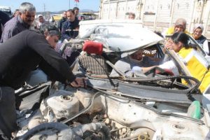 Yaralıyı &ccedil;ıkarabilmek i&ccedil;in otomobili par&ccedil;aladılar