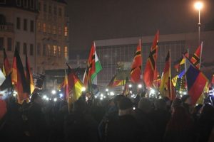 PEGIDA taraftarları Dresden'de g&ouml;steri yaptı