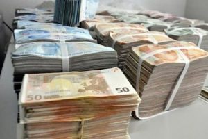 Başbakanlık 2 ayda &ouml;deneğin yarısını harcadı