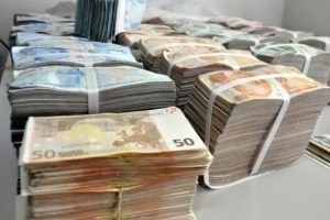Başbakanlık 2 ayda &ouml;deneğin yarısını harcadı