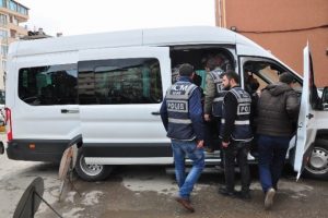 G&ouml;zaltındaki polisler adliyeye sevk edildi
