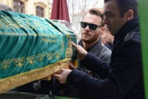 Kerem B&uuml;rsin dedesini son yolculuğuna uğurladı...