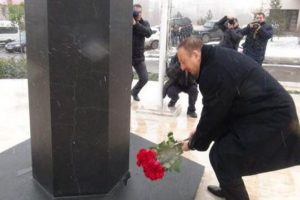 İlham Aliyev Kars'ta babasının anıtına &ccedil;i&ccedil;ek bıraktı