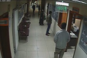 Doktorun &ccedil;ay parasını &ccedil;alan hırsız kamerada