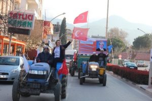 Trakt&ouml;rl&uuml; se&ccedil;im konvoyu