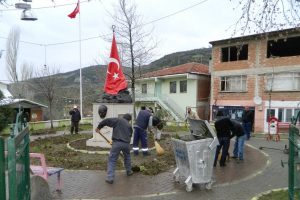 Mudanya'da şehitliklere bakım ve onarım