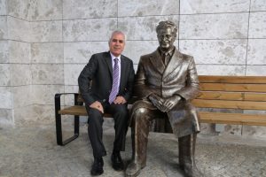 Nil&uuml;fer Belediyesi'nden unutulmaz isimlere vefa