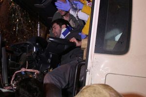 Ara&ccedil;ta sıkışan kamyon s&uuml;r&uuml;c&uuml;s&uuml;n&uuml;n zor anları