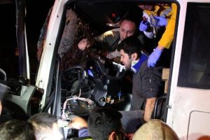 Ara&ccedil;ta sıkışan kamyon s&uuml;r&uuml;c&uuml;s&uuml;n&uuml;n zor anları