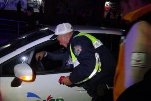 Direksiyon başında fenelaşan s&uuml;r&uuml;c&uuml; ara&ccedil;ta kilitli kaldı