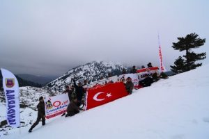 İki bin metrede sehitleri andılar